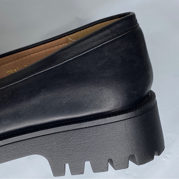 Elegant Black Loafers with Gold Accents - Picture 8 of 11